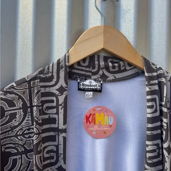 Manuhealii Black and White coverup - Picture 3 of 4